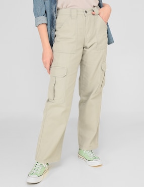 Outfit pantalón cargo hombre: ¿cómo combinar esta prenda?