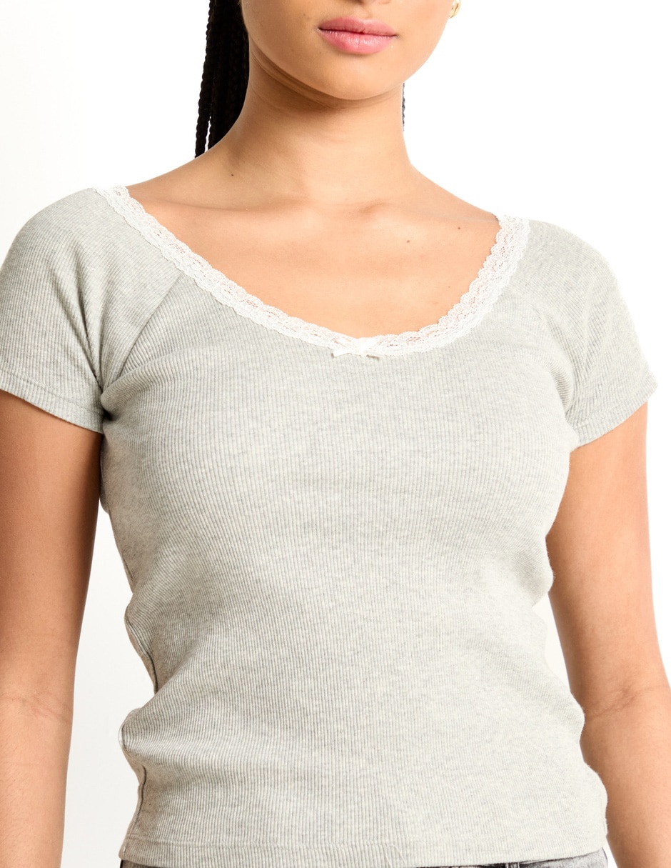 Playera manga corta cuello V para mujer