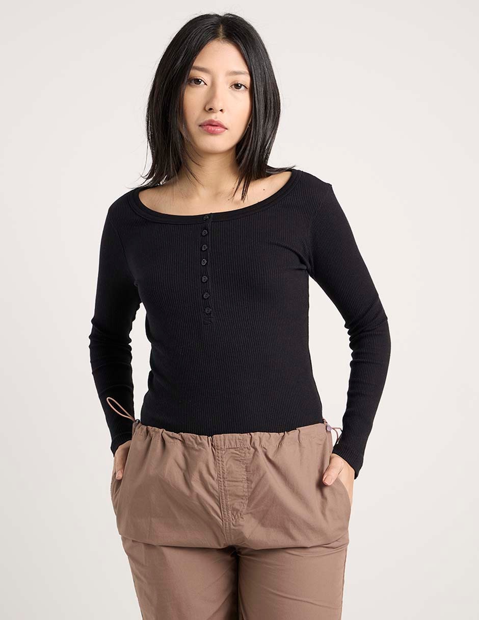 Playera manga corta cuello henley para mujer