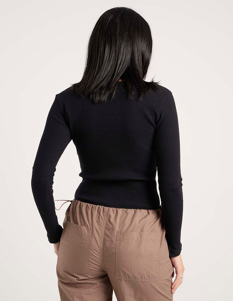 Playera manga corta Aero cuello henley para mujer