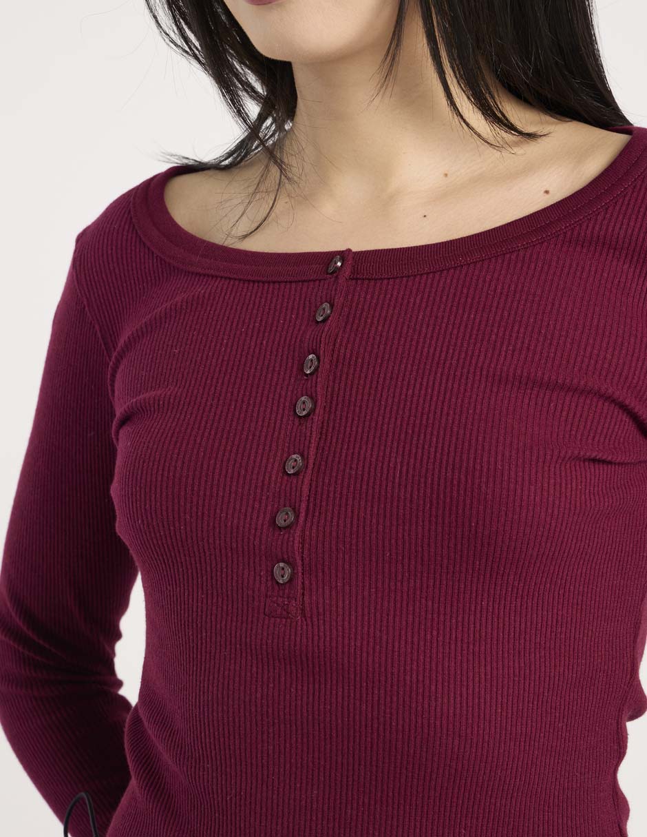 Playera manga corta cuello henley para mujer 4