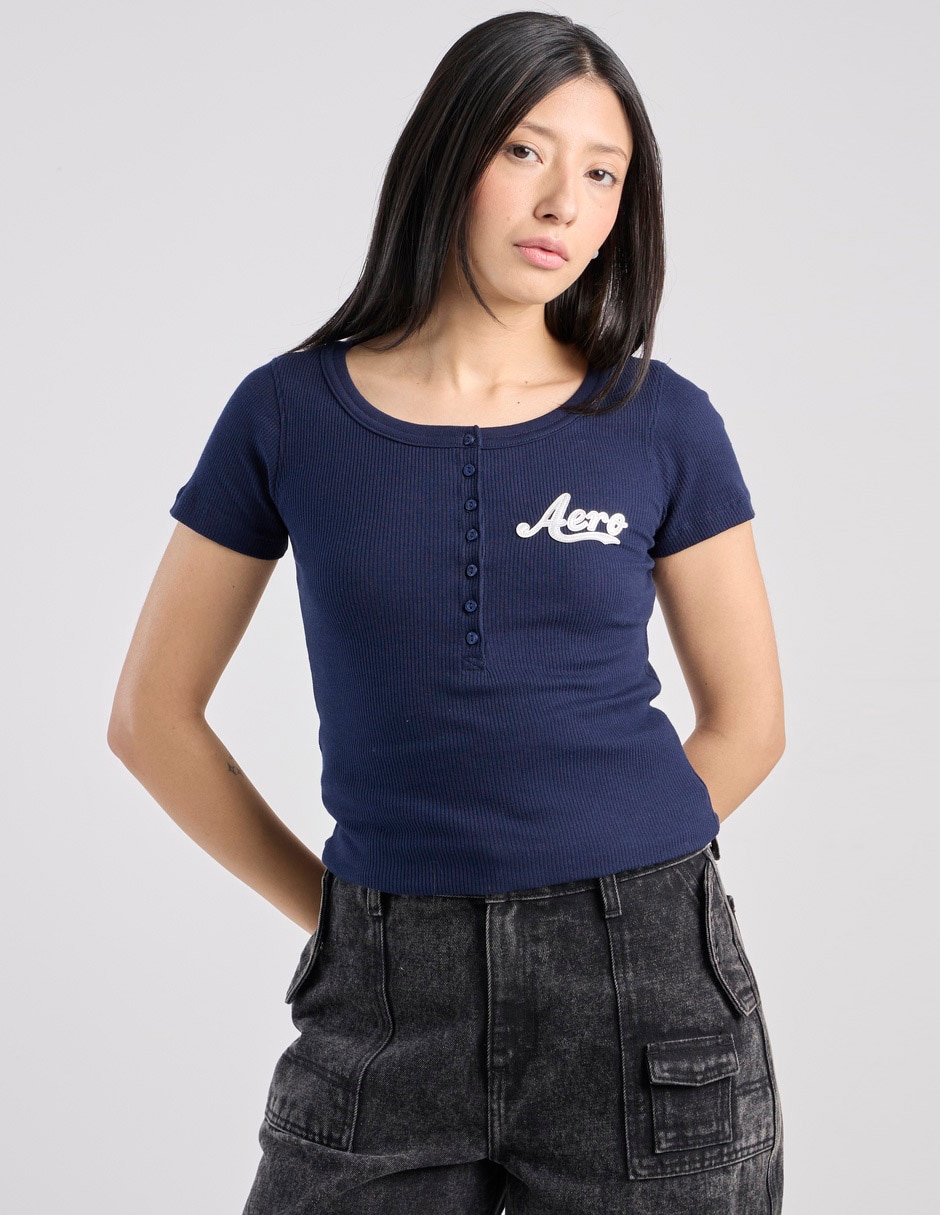Playera manga corta cuello henley para mujer