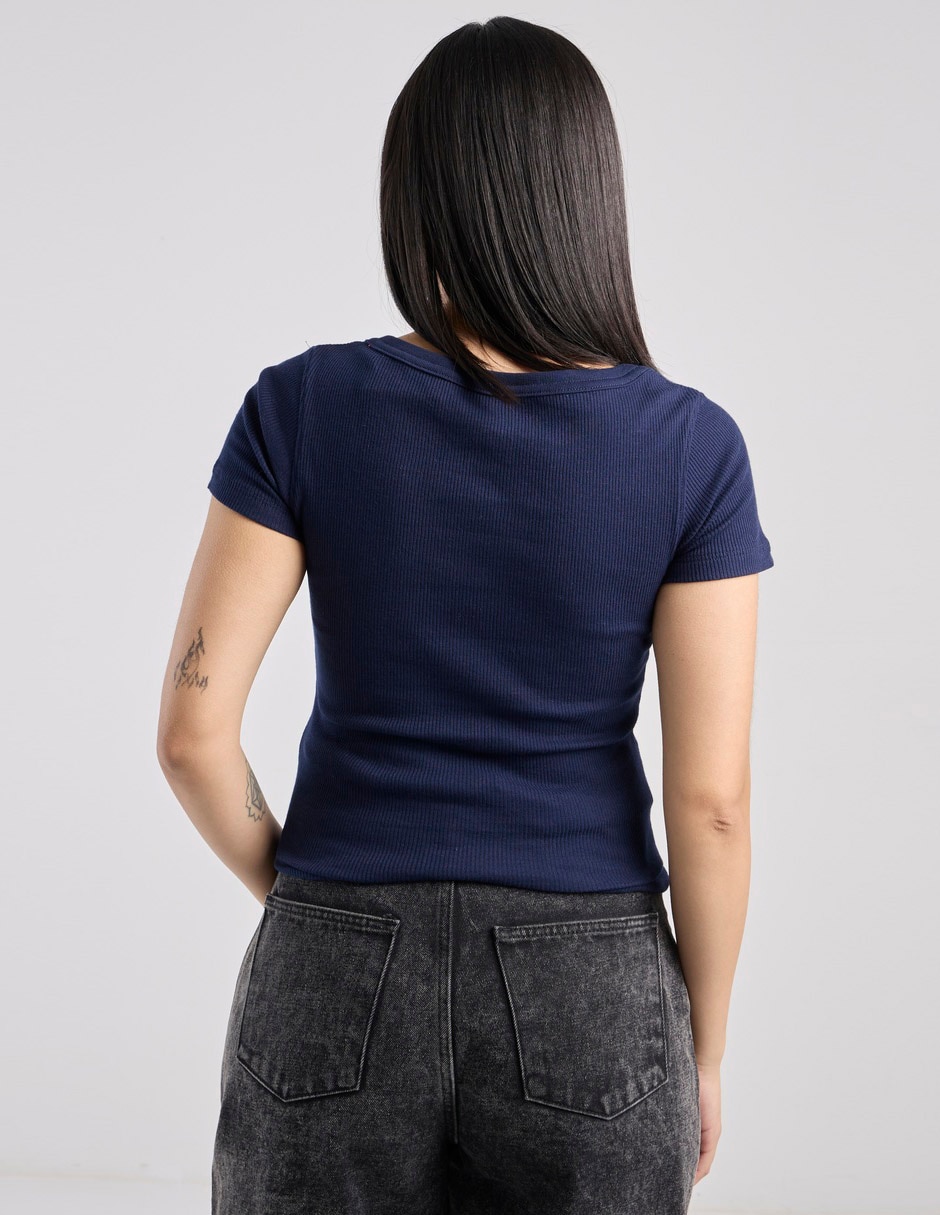 Playera manga corta cuello henley para mujer 2