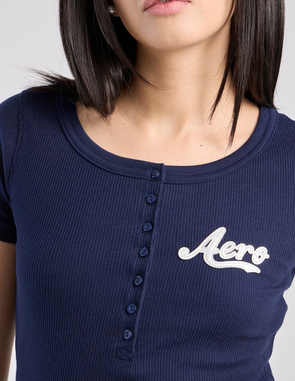 Playera manga corta cuello henley para mujer 4